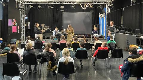 Kinder bei einem Theaterworkshop in Frankfurt-Höchst