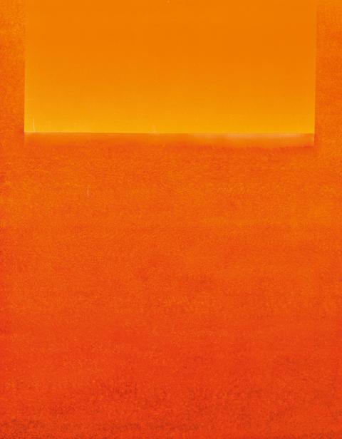 Arbeit von Rupprecht Geiger: 429/65, 1965, hochformatig und orange, sehr orange. Ein orangefarbener Verlauf. Oben ein Rechteck - heller orange. 
