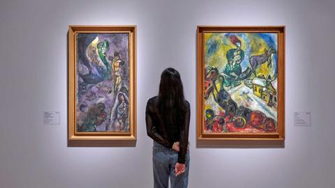 Ausstellungsansicht von "Chagall: Welt in Aufruhr" in der Frankfurter Schirn. 