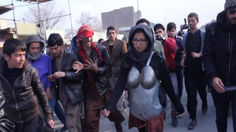 "Armor 2015" Kubra Khademi - die afghanische Künstlerin mit einer Corsage aus Metall