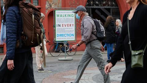 Hamish Fulton - bei einer seiner Aktionen "Walking in Every Direction" - Fulton läuft gemeinsam mit Freiwilligen auf einem öffentlichen Platz umher.