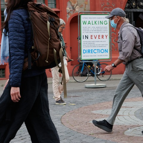 Hamish Fulton - bei einer seiner Aktionen "Walking in Every Direction" - Fulton läuft gemeinsam mit Freiwilligen auf einem öffentlichen Platz umher.