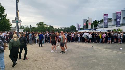 Menschen stehen in einer Schlange am World Club Dome