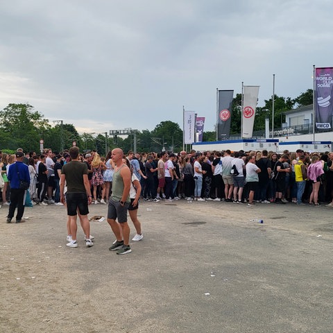 Menschen stehen in einer Schlange am World Club Dome