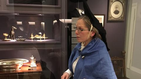 Eine verkleidete Frau gibt eine Führung durchs Kasseler Museum.