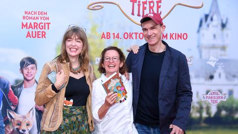 Drehbuchauorin Viola Schmidt, Romanautori Margit Auer und Regisseur Gregor Schnitzler posieren dem Filmplakat.