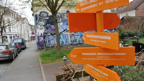 Orangefarbene Schilder in Darmstadt