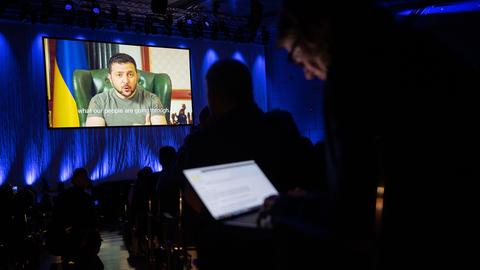 Selenskyj auf Videowand in Buchmesse-Saal