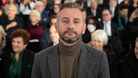 Serhij Zhadan - bei der Friedenspreis-Verleihung in der Paulskirche Frankfurt - hinter ihm Publikum