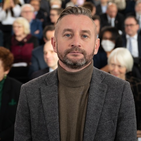 Serhij Zhadan - bei der Friedenspreis-Verleihung in der Paulskirche Frankfurt - hinter ihm Publikum