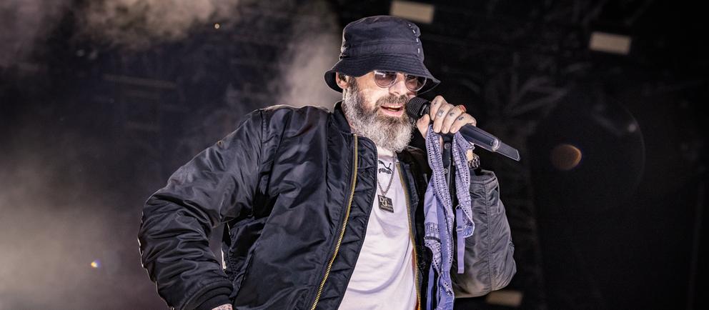 Sido performt auf einer Bühne