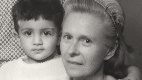 Ein Schwarz-Weiß-Bild von einem dunkelhaarigen Jungen und einer blonden Frau.