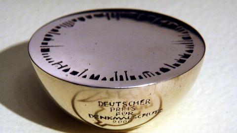 Denkmalschutzpreis Silberne Halbkugel - mit Aufschrift Deutscher Preis für Denkmalschutz und Jahreszahl - auf dem Foto die 2006
