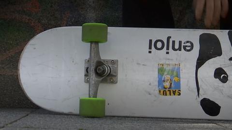 Das Bild zeigt ein Skateboard von unten