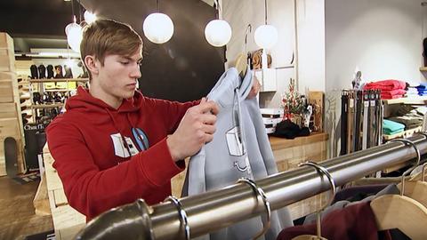 Jeremy Appel mit Shirts aus seiner Kollektion