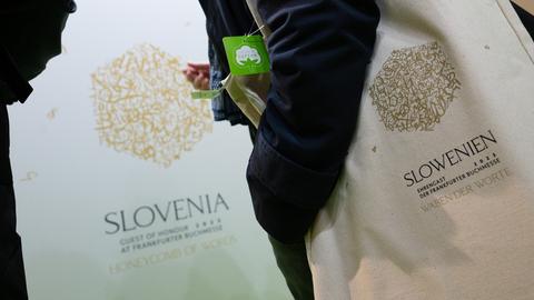 Besucherinnen schauen sich den Stand des Ehrengastlandes 2023 Slowenien auf der Frankfurter Buchmesse an.