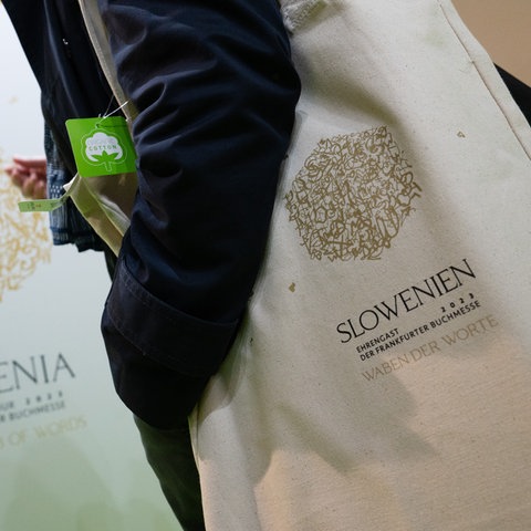 Besucherinnen schauen sich den Stand des Ehrengastlandes 2023 Slowenien auf der Frankfurter Buchmesse an.