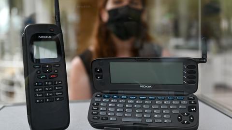 Zwei Exemplare des "Nokia 9000 Communicator" sind am Eingang des Frankfurter Museums für Kommunikation zur Online-Ausstellung "Smartphone.25 - Erzähl mal!" in einer Vitrine ausgestellt.