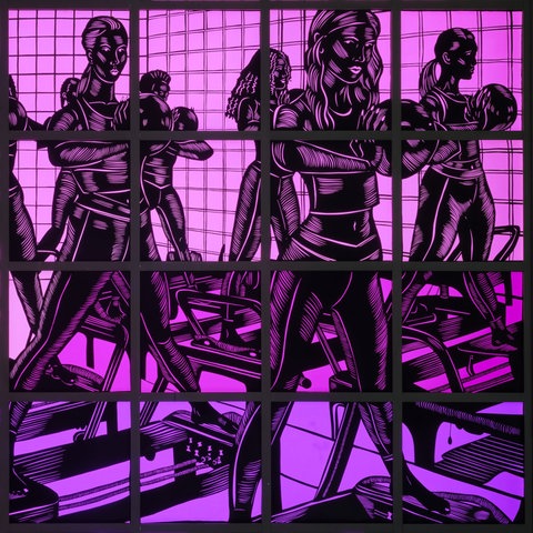 Das Bild zeigt einen Scherenschnitt in rosa, lila und schwarz. Darauf zu sehen sind verschiedene schlanke Frauen in einem Fitnessstudio. Sie stemmen eine runde Hantel mit beiden Armen nach vorn.