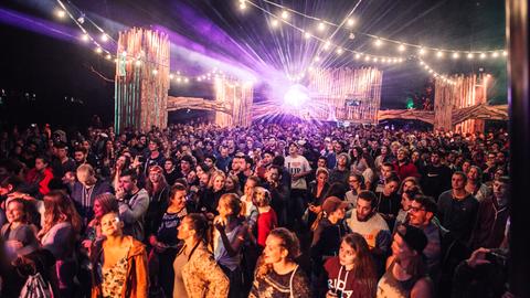 Sound of the Forest - Festival-Aufnahme aus dem Jahr 2016 - viele Menschen vor der Bühne