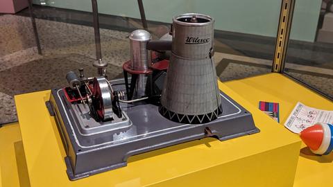 Eine Spielzeug-Dampfmaschine in Form eines Atomkraftwerks aus dem Jahr 1958