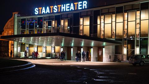 Staatstheater Kassel, Eingang bei Nacht mit Leuchtbuchstaben
