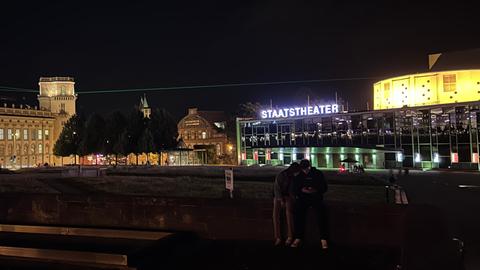 Bei Nacht: Blick auf das Staatstheater in Kassel, links im Bild das Friedericianum.