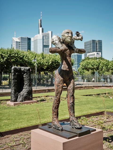 Bronze-Skulptur im Grünen