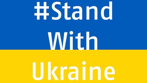Schriftzug "Stand with Ukraine" auf blau-gelbem Hintergrund