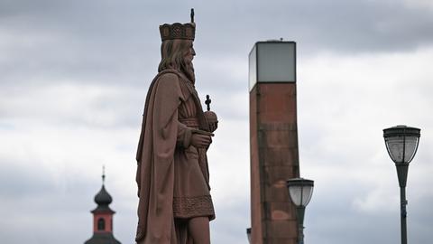 Ohne Schwert, das normalerweise die rechte Hand ziert, steht die Statue von Kaiser Karl dem Großen auf der Alten Brücke.