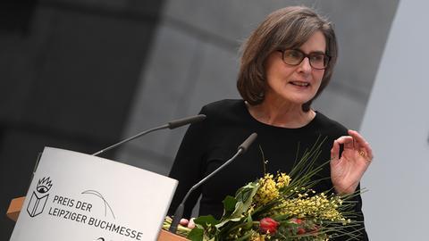 Barbara Stollberg-Rilinger am Pult zur  Preisverleihung der Leipziger Buchmesse 2017 - vor ihr ein Blumenstrauß