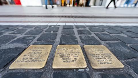 Drei Stolpersteine in der Fußgängerzone der Zeil erinnern an das Wahrenhaus der Hermann Wronker AG (l), an den Gründer Hermann Wronker (M) und seine Frau Ida.