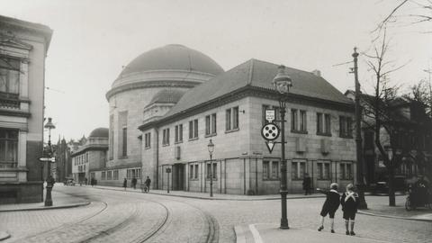 Schwarz-weiß-Foto einer Synagoge von der Straße aus gesehen