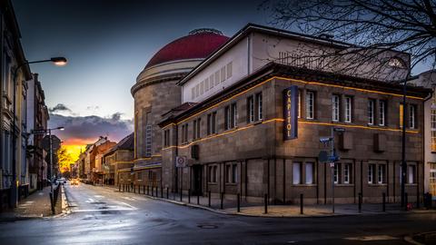 Blick auf ein Gebäude von der Straße aus, an der Fassade der Schriftzug "Capitol".