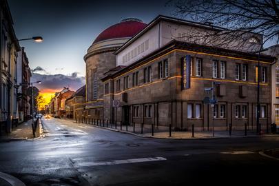 Blick auf ein Gebäude von der Straße aus, an der Fassade der Schriftzug "Capitol".