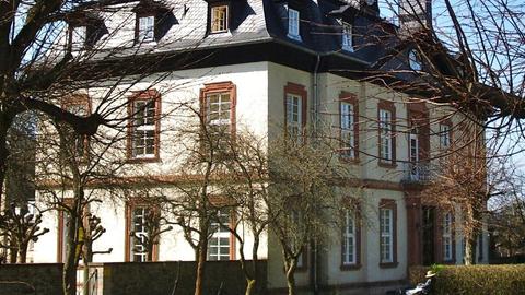 Zweigeschossiges Jagdschloss in Parkanlage