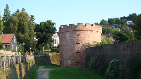 Großer runder Zackenturm in einer Befestigungsanlage