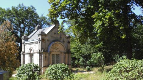 Mausoleum in einem Garten