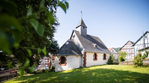 Weiße Steinkirche mit Apsis in Hufeisenform