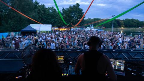 Tanz der Bässe, Lampertheim: Foto vom DJ-Pult in die menge in der Abenddämmerung