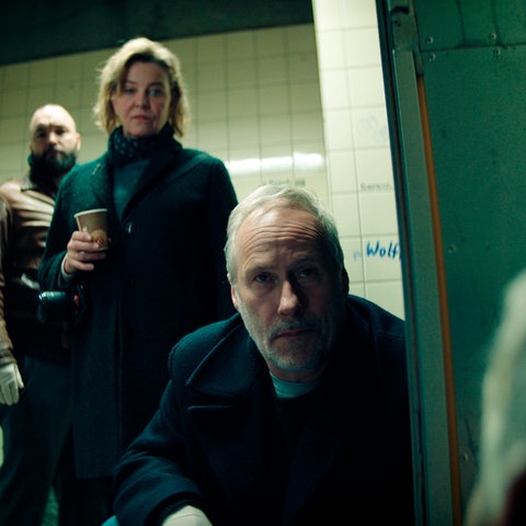A dupla de inspetores-chefes Anna Janneke e Paul Brix está com o assistente criminal Jonas Hauck em uma das cenas do crime do novo filme. 