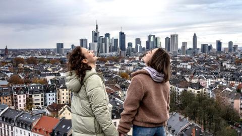 Szene aus Tatort "Luna frisst oder stirbt": Zwei Mädchen stehen auf einem Dach, vor ihnen die Frankfurter Skyline