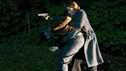 Magda Wächter mit Schusswaffe in der Hand