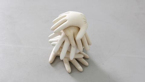 Kunstwerk mit übereinanderliegenden Händen