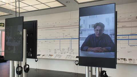 Bildschirme zeigen Videoarbeiten in der Ausstellung Three Doors im Kunstverein Frankfurt