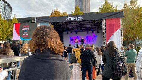 Tik-Tok-Bühne auf der Frankfurter Buchmesse - davor stehen einzelne Menschen