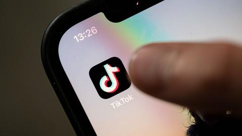 Tiktok-Logo auf Handydisplay