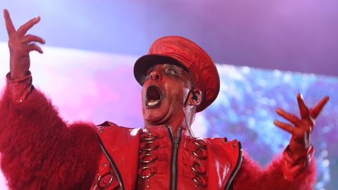 Till Lindemann, Frontmann der Band Rammstein, steht mit rot angemaltem Gesicht auf der Bühne.