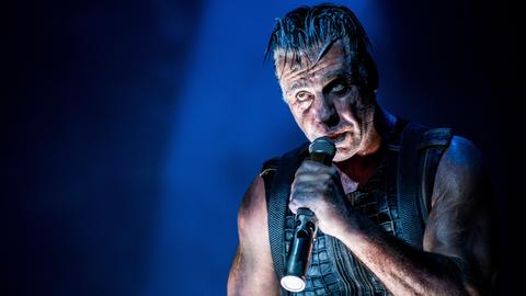 Das Bild zeigt Till Lindemann bei einem Konzert von Rammstein in Odense (Dänemark)