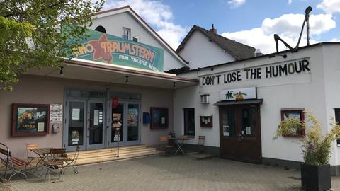 Vor dem Kino Traumstern in Lich hängt ein Banner mit der Aufschrift "Don't loose the humour"